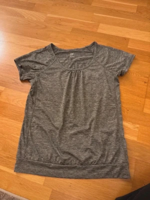 Träningstopp H&M - Träningstopp från H&M sport i storlek S.  Endast använd en gång. 
