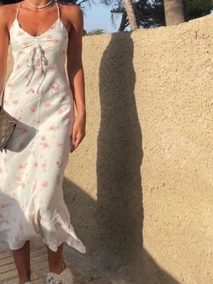 Zara klänning - Säljer en populär satinklänning i blommigt mönster från Zara i storlek XS.  Sista bilden visar en liten defekt. Den är intakt men kan snyggas till med lite nål och tråd bara. Jag är med på bild 2 och är 165cm lång.
