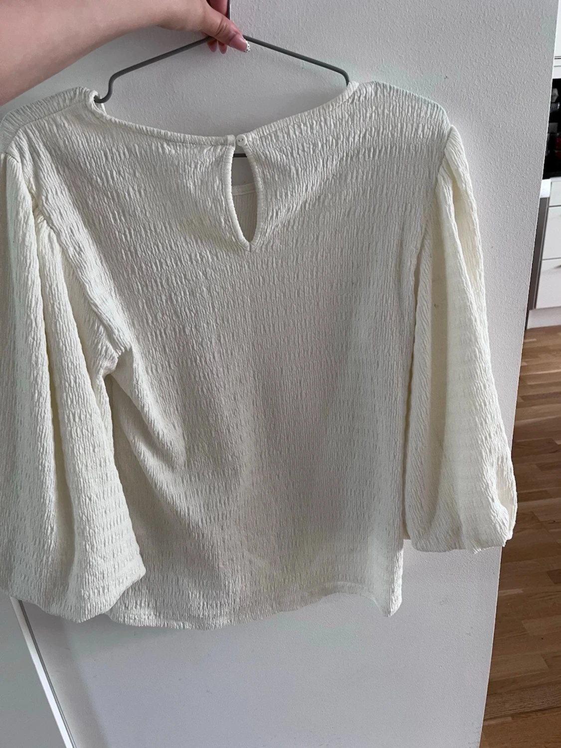 Vit plisserad blus med puffärm - 1