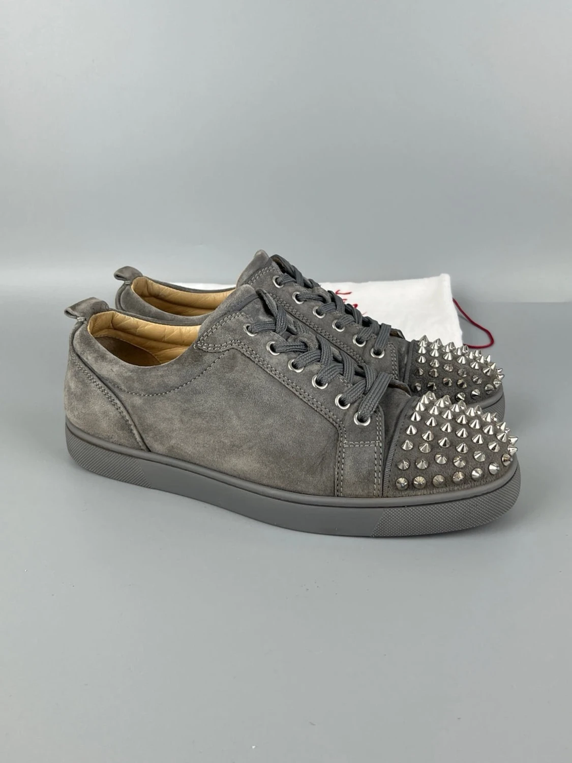 Gråa Louboutin Skor Med Silverfärgade Spikar - 2