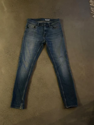 Tiger of Sweden Pistolero slim fit 29/32 -  Dessa jeans från Tiger of Sweden kombinerar perfekt passform, hög kvalitet och tidlös design – för dig som vill se stilren ut varje dag. Ett par jeans som lyfter hela outfiten direkt. Nypris 1600kr. Först till kvarn!