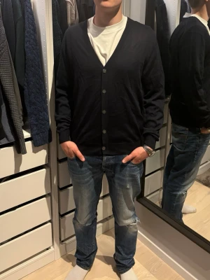 Christian Berg kofta - Riktigt snygg mörkblå kofta från Christian Berg. Storleken är M, tveka inte på att höra av dig vid eventuella frågor och funderingar!🫠