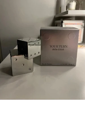 Your Turn Billie Eilish parfym - Your turn parfymen av Billie Eilish, helt full har ändats sprayat nån gång för att lukta!😊