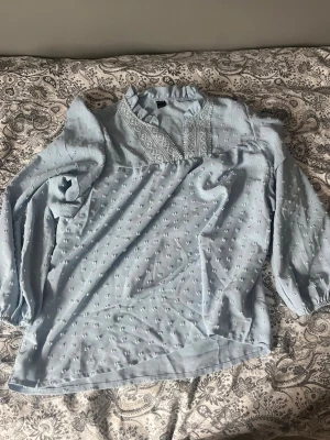 Ljusblå blus med spets från SHEIN - Supersöt ljusblå blus från SHEIN i strl M, använt fåtal gånger men är i mycket bra skick!💕