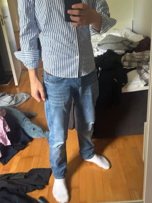 Blåvit randig skjorta - Säljer denna skjorta från dressman då sommaren är runt hörnet och jag vill ha nytt. Nypris runt 500kr och säljer för 250kr. Aldrig använd!