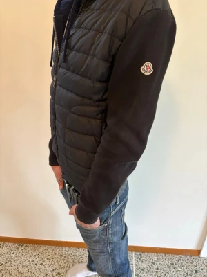Moncler cardigan - Riktigt fet cardigan jacka från Moncler. Inte använt den så länge det ända är att jackan är lite solblekt på baksidan längst ner. Det är inget man ser särskilt noga och inget folk tänker på när man har på den. Skick 8,5/10. Kom privat för mer info!