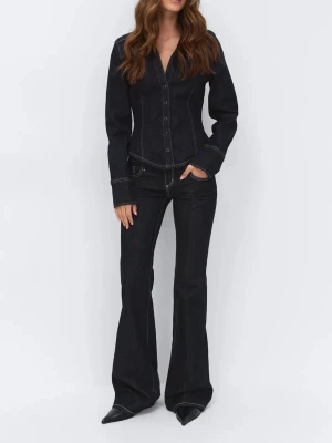 Bootcut jeans  - Säljer ett par mörk blåa jeans med utsvängda ben och markerade kontrastsömmar. Det är storlek 38 TALL Jeansen har klassisk femficksdesign och låg midja. Snygg passform som framhäver siluetten och ger en cool retrovibe. Perfekta till sneakers eller boots. Använda 2 gånger🥰