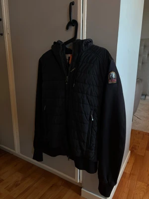 Svart vindjacka från Parajumpers - Snygg svart vindjacka från Parajumpers med huva och dragkedja framtill. Jackan är sparsamt använd & köpt på NK, säljs pga ej min stil