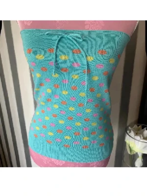 Topp S   - Fin stickat topp . Turkos 