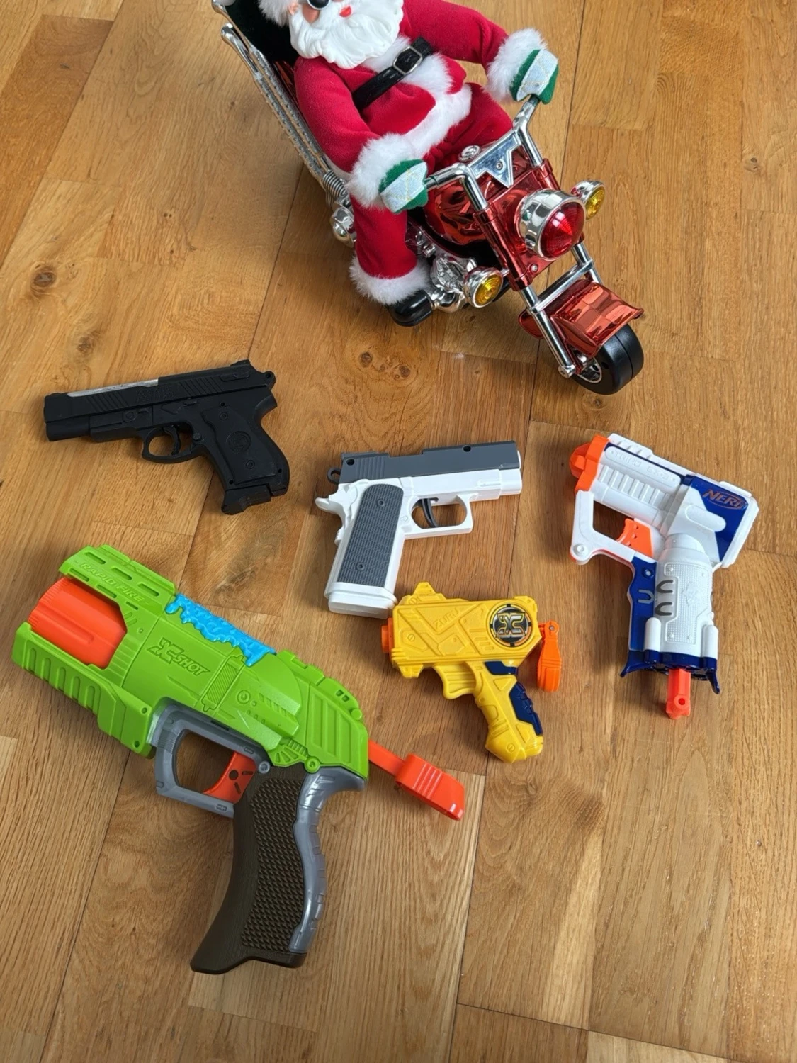 Leksakspistoler och tomte på motorcykel