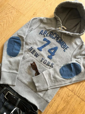Abercrombie & fitch New York hoodie - Säljer denna riktigt snygga Abercrombie & fitch New York hoodie 🙌 Storlek: S men passar också M Skick: 9/10 🔥  💬Skriv vid frågor! 💸 Pris kan diskuteras vid snabb affär! 📦 Skickas snabbt!