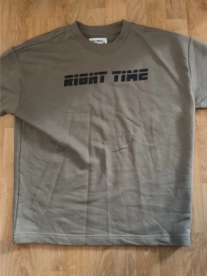 T shirt - Säljer denna feta t shirt inför sommaren. Helt oanvänd och riktigt snygg. Den är storlek S men sitter som storlek M. 