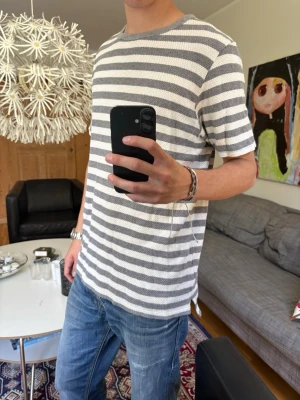 Randig t-shirt  - Snygg t-shirt med grå och vita horisontella ränder. Cool design!