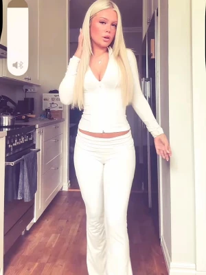Mjukis set - Skit snyggt mjukis sett, s i båda delarna, säljer pga att jag inte använder, bra skick men dragkedjan har tappat sin vita färg men inget men tänker på alls💗💗skulle säga att den r vit/creme färgad