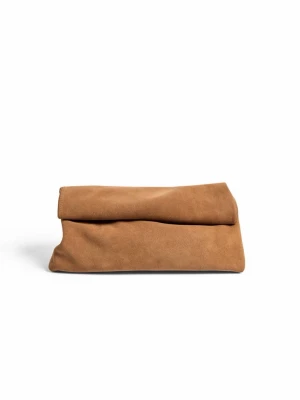 kuvertväska/clutch i mocka - Super snygg brun clutch i mocka att ha i vardagen, på fest, i sommar eller på bröllop. Funkar till alla outfits och är rymlig och snygg! Aldrig använd, orginalpris 999:-