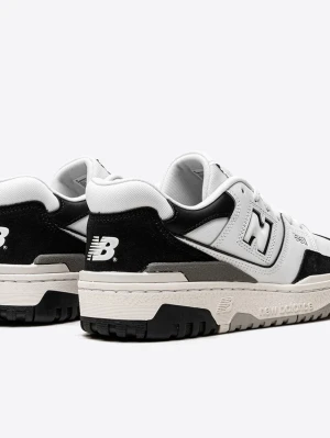 New Balance 550 svart/vit sneaker - Snygga New Balance 550 sneakers i svart och vitt med klassisk retrodesign. Ovandel i läder och mocka, tydlig logga på sidan och robust sula för extra komfort. Perfekta för dig som gillar streetwear och sportig stil. Priset kan diskuteras!🎀