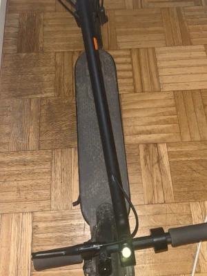 Svart elscooter från Xiaomi - Säljer en svart elscooter från Xiaomi med robust ram i metall och bred fotplatta. Scootern har framlykta, gula reflexer på framhjulet och tydliga handtag. Perfekt för smidig transport i stan och enkel att fälla ihop när den inte används.Batterie ingår . 