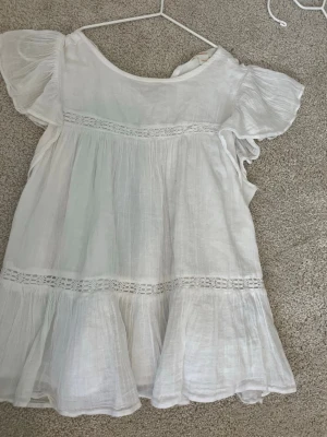Vit sommar blus med volangärm  - Superfin vit blus med volangärmar och rund halsringning. Köpt på vinted men blev för liten! Blusen är ett linneliknande tyg och har tunna ränder i tyget och broderade detaljer. ❤️