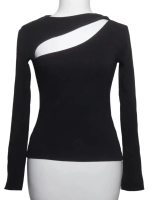 Svart långärmad topp med cut-out - Svart långärmad topp från Nelly med en snygg asymmetrisk cut-out vid axeln. Snygg till varje outfit! 
