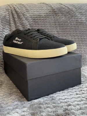 Svarta Saint Laurent sneakers - Saint Laurent skor i storlek 42/43, skorna är bara använd några gånger och är i fint skick. Box och dustbag✅tveka inte på att höra av dig vi minsta fundering😁sulan har dock börjat gå upp lite på backsidan, men inget som går upp ifall de används varsamt 