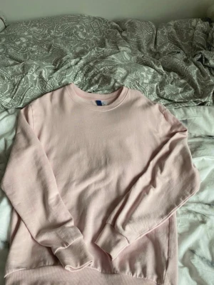 Sweatshirt - Ljusrosa sweatshirt ifrån h&m som knappast är använd men är nopprig på muddarna efter tvätt.   Lite oversized i modellen.   På bild 2 & 4 syns färgen bättre, ljuset blev lite konstigt på vissa bilder.