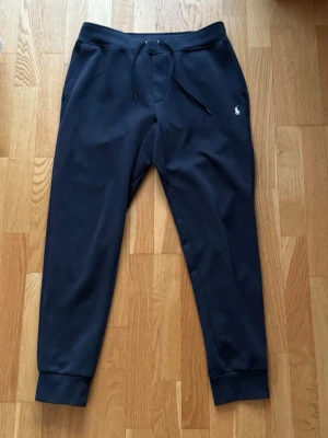 Ralph Lauren Byxor - Polo Ralph Lauren mjukisbyxor i mörkblå färg. Storlek S. Bekväma och stilrena med liten broderad logga framtill. Inga skador, endast lite noppriga. Nypris ca 1995 kr.