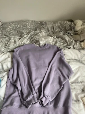 Sweatshirt  - Lila sweatshirt som är oversized i modellen ifrån h&m.  Använd men i gott skick, se bild 3 för hur den ser ut på insidan