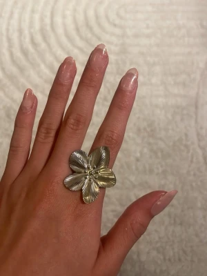 Blomring - Säljer en silvring justerbar blomring som är köpt i spanien, vet inte vad butiken heter. Har nästan aldrig använt den 🌸