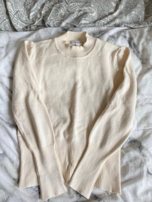 Stickad tröja - stickad tröja ifrån bartolini i bra slick.   Obs, lappen har lossnat på ena sidan.