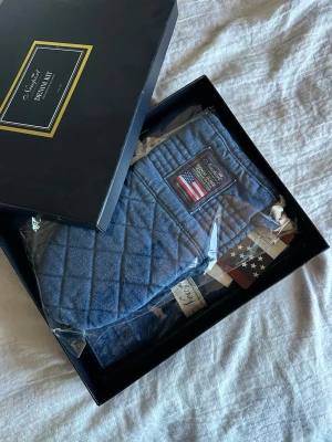 Newport kit - förkläde & ugnshandske  - Fin låda innehållande ett förkläde samt ugnshandske i matchande denim. Oöppnade förpackningar, lådan är dock lite repig. Nypris ca 1200 kr💫