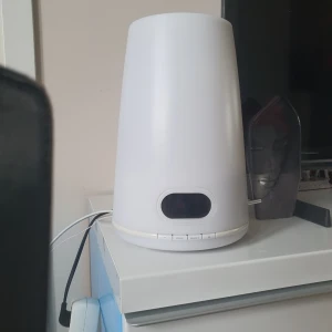 Vit wake up light väckarklocka Philips  - Säljer en vit wake up light väckarklocka med rundad konform och digital display. Lampan har flera knappar för inställningar och kan lysa, perfekt för att vakna mjukt på morgonen. Drivs med sladd och passar på nattduksbordet.