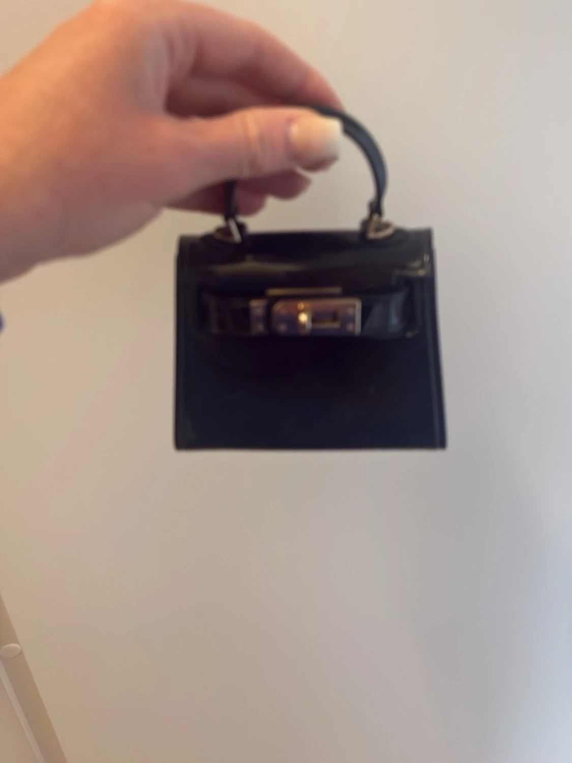 Mini svart lackad handväska