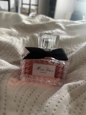 Miss Dior Essence parfym - Miss Dior Essence parfym i en lyxig, rektangulär glasflaska. Perfekt för dig som gillar exklusiva och feminina dofter. Har endast testat, skriv gärna om du har frågor☺️