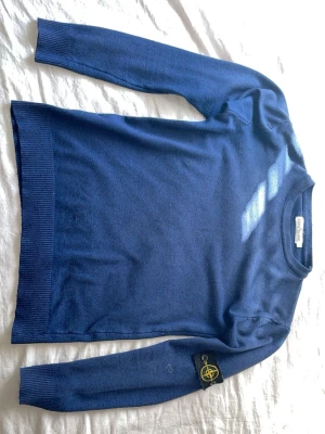 Stone Island navy blir - Snygg navyblue stickad tröja från Stone Island! Passform är tajt vilket ger en bättre fit!                                                            Frakten görs genom postnord spårbar leverans! och köpare står för det!
