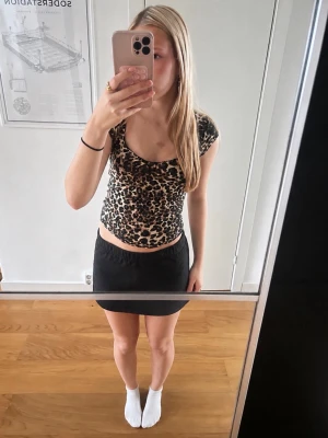 Svart kortkjol från FB Sister - Enkel och stilren svart kortkjol från FB Sister i mjukt bomullsmaterial. Kjolen har en rak passform och resår i midjan för extra komfort. Perfekt att matcha med olika toppar för en trendig look. Sitter dock mer som S än xs💕