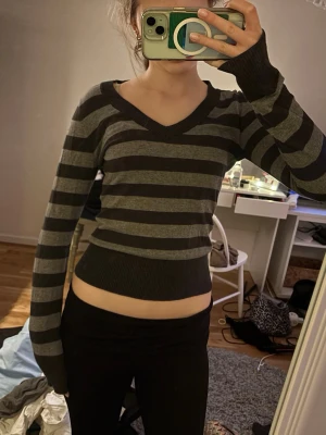 Randig v-ringad tröja i ljus och mörkgrå ränder - Mammas gamla från tidigt 2000-tal. Märket är h&m logg 