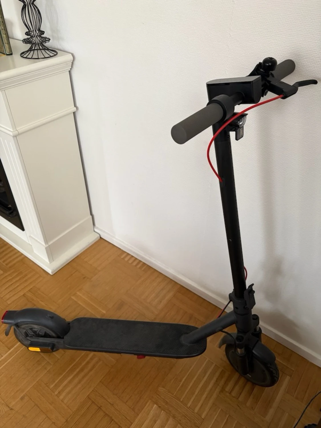 Svart elscooter med röda detaljer