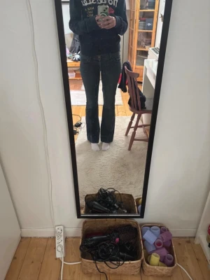 Mörkblå bootcut jeans - Köpte på Vinted, de var för stora i midjan så då sydde jag ihop midjan på ena sidan (sjätte bilden) men de sitter ändå inte bra på mig. Tidigare ägare har även sytt de mer lågmidjade som man kan se på femte bilden jag tror att de var storlek M innan men nu är mer som S, man kan såklart sprätta upp allt som är insytt om man vill att de ska bli M igen men annars rekommenderar jag jeansen till S/M. Skriv för mått 💕