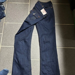 True religion jeans - True Religion jeans i storlek W30 säljes för 800 kr. Användes tyvärr aldrig så de är i väldigt fint skick och har bara legat i garderoben. Skriv vid intresse eller om du vill ha fler bilder 💕