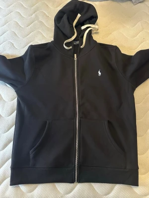 Ralph Lauren tröja  - En svart Ralph lauren tröja passar nästan med allt väldigt fin skick då jag aldrig har haft mig den fått en sån som pressent och har flera utav samma tröja. Tröjan passar båda för M,L