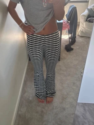 Randiga utsvängda Zara byxor  - Säljer dessa supersnygga randiga utsvängda byxor från Zara❤️ Strl S 