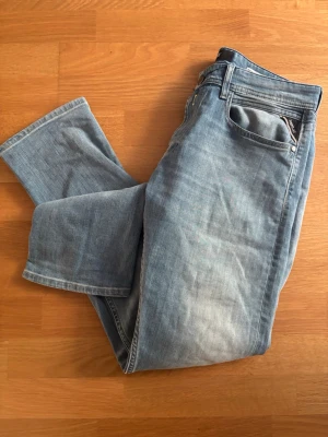 Ljusblå Replay Dave jeans  - Säljer ett par i princip nya Replay jeans då de sitter lite tajt kring låren, annars väldigt snygga jeans med bra tvätt med lite utsvängd öppning nertill som gör att de fallar naturligt snyggt över skorna. 