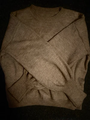 Beige stickad tröja från SHEIN - Använd en gång så är i bra skick. Du betalar frakten.                                                                       Det är bara att höra av sig om du har funderingar🤗