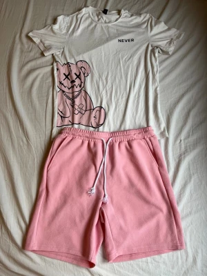 Vit/rosa sommarset - Säljer nu detta sommarset som är perfekt och snyggt för varma dagar! Det är i storlek S och är i ett bra skick då det inte används mycket. Hör av dig vid funderingar!