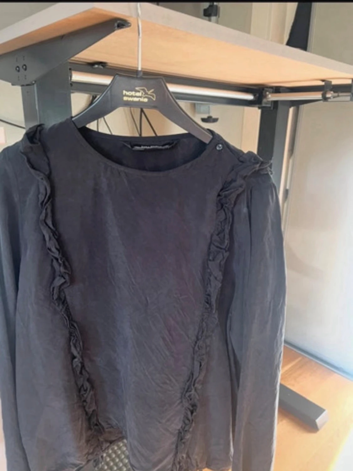 Svart blus med volangdetaljer - 1