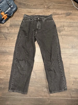 Svarta Vailent baggy jeans - Säljer min brorsas svarta baggy jeans från Vailent, hyfsat använda men ser fina ut. Storlek 33/32 