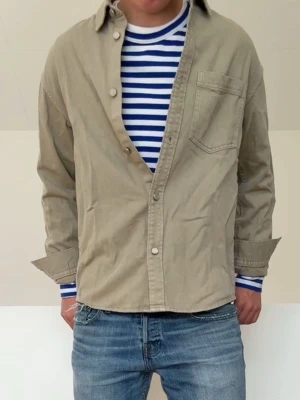 Olivgrön overshirt - Olivgrön overshirt i strl S. Bra skick utan nåra defekter och hör gärna av er vid frågor elr funderingar!!