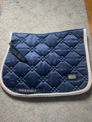 Marinblått schabrak från Copperfield - Snyggt marinblått schabrak från Copperfield, använt en gång och är i gott skick!💕 nypris var 350kr men säljer detta för 250kr!