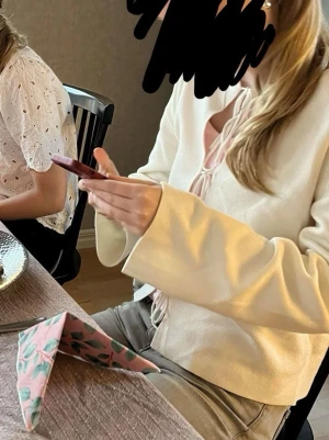 Vit stickad tröja med knytning - Trendig vit stickad tröja från Gina Tricot med unik knytning framtill. Tröjan har långa ärmar, ribbad halsringning och en rak passform. Perfekt för dig som gillar en stilren men ändå cool look. Andvänd en gång, inga tecken på slitage.