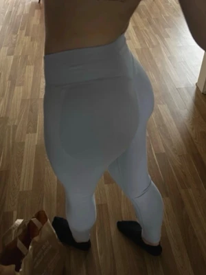 Dfyne tights - Dfyne tights i icy blue💕 tyvärr har jag inget äkthetsbevis på dessa då jag köpt de av en annan (har äkthetsbevis på alla andra dfyne artiklar jag säljer)